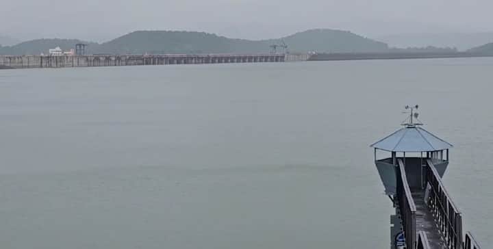 Ukai Dam News: ગુજરાતમાં પુરજોશમાં વરસાદી સિઝન શરૂ થઇ ગઇ છે. ભારે વરસાદના કારણે રાજ્યમાં મોટાભાગના ડેમ, જળાશળો, નદી અને નાળા છલકાઇ રહ્યાં છે.