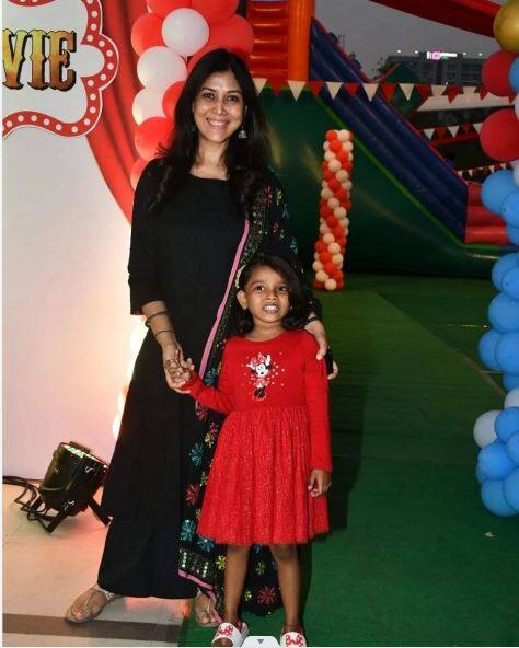 बता दें कि साक्षी 51 साल की उम्र में आजतक कुंवारी हैं, लेकिन इसके बावजूद एक्ट्रेस ने लाइफ को अपनी शर्तों पर जीते हुए 45 साल की उम्र में बेटी को गोद लिया था.