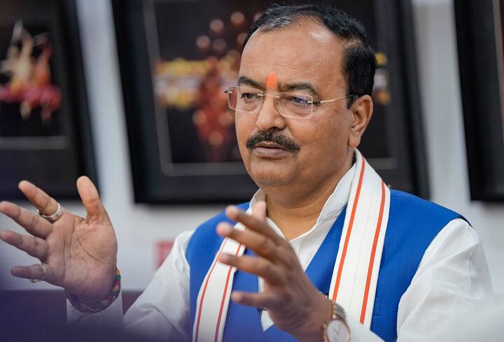 केशव प्रसाद मौर्य ने कहा कि संगठन सरकार से बड़ा होता है. हार के बाद डिप्टी सीएम के इस रिएक्शन पर लोग अटकलें लगाने लगे कि क्या वह कोई इशारा करना चाह रहे हैं या फिर सवाल उठा रहे हैं?