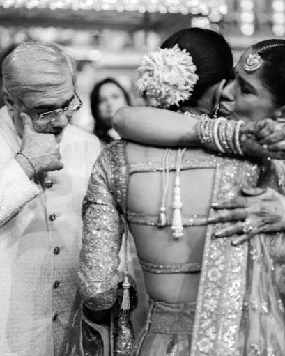 वहीं एक फोटो में राधिका की मां शैला मर्चेंट अपनी लाडली को गले लगाकर आंसू बहाती नजर आई. दोनों की ये बॉन्डिंग अब हर किसी का दिल जीत रही है.