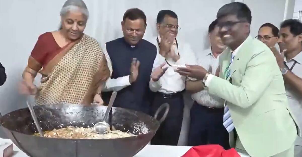 Budget Halwa Ceremony: மத்திய பட்ஜெட் 2024: நிதி அமைச்சர் நிர்மலா முன்னிலையில் நடைபெற்ற அல்வா கிண்டும் விழா!