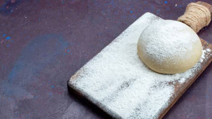 এক চিমটে ছড়িয়ে দিলেই পাল্টে যায় স্বাদ। কিন্তু বেকিং পাউডার এবং বেকিং সোডার যে আলাদা, তা আমরা অনেকেই জানি না।  সাধারণ মানুষ তো বটেই, পেশাদাররাও অনেক সময় বুঝতে পারেন না এই পার্থক্য। বেকিং পাউডার এবং বেকিং সোডার মধ্যেকার পার্থক্য জেনে নিন।