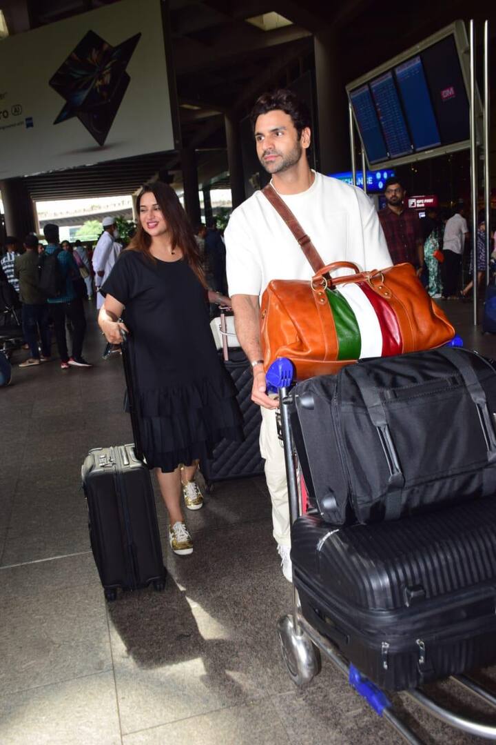 फिलहाल सामने आए फोटोज में दिव्यांका काफी रिलैक्स औऱ इंडिया आकर खुश नजर आ रही हैं. उन्होंने मीडिया से कहा कि इटली में सारी मुसीबतों के बारे में वो सब बयां करेंगी. वहीं अब एक्ट्रेस को वापिस देखकर फैंस भी काफी खुश है.