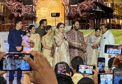 Anant-Radhika Reception: इमोशनल हुईं समधन तो मुकेश अंबानी ने बंधाया ढांढस, रिसेप्शन की इनसाइड PHOTOS वायरल
