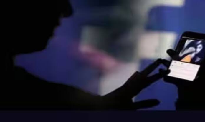 ਇਸ ਲਈ ਇਸ ਵਧਦੀ ਤਕਨੀਕ ਨੇ ਲੋਕਾਂ ਲਈ ਕਈ ਸਮੱਸਿਆਵਾਂ ਵੀ ਖੜ੍ਹੀਆਂ ਕਰ ਦਿੱਤੀਆਂ ਹਨ। ਹੁਣ ਤਕਨੀਕ ਦੀ ਵਰਤੋਂ ਨਾਲ ਲੋਕਾਂ ਨੂੰ ਠੱਗਣਾ ਆਸਾਨ ਹੋ ਗਿਆ ਹੈ। ਅੱਜਕੱਲ੍ਹ ਵਟਸਐਪ 'ਤੇ ਵੀਡੀਓ ਕਾਲ ਰਾਹੀਂ ਲੋਕਾਂ ਨੂੰ ਫਰਜ਼ੀ ਵੀਡੀਓ ਬਣਾ ਕੇ ਬਲੈਕਮੇਲ ਕਰਨ ਦੇ ਕਈ ਮਾਮਲੇ ਸਾਹਮਣੇ ਆ ਰਹੇ ਹਨ। ਜਿੱਥੇ ਲੋਕਾਂ ਤੋਂ ਬਹੁਤ ਸਾਰਾ ਪੈਸਾ ਲੁੱਟਿਆ ਜਾ ਰਿਹਾ ਹੈ।