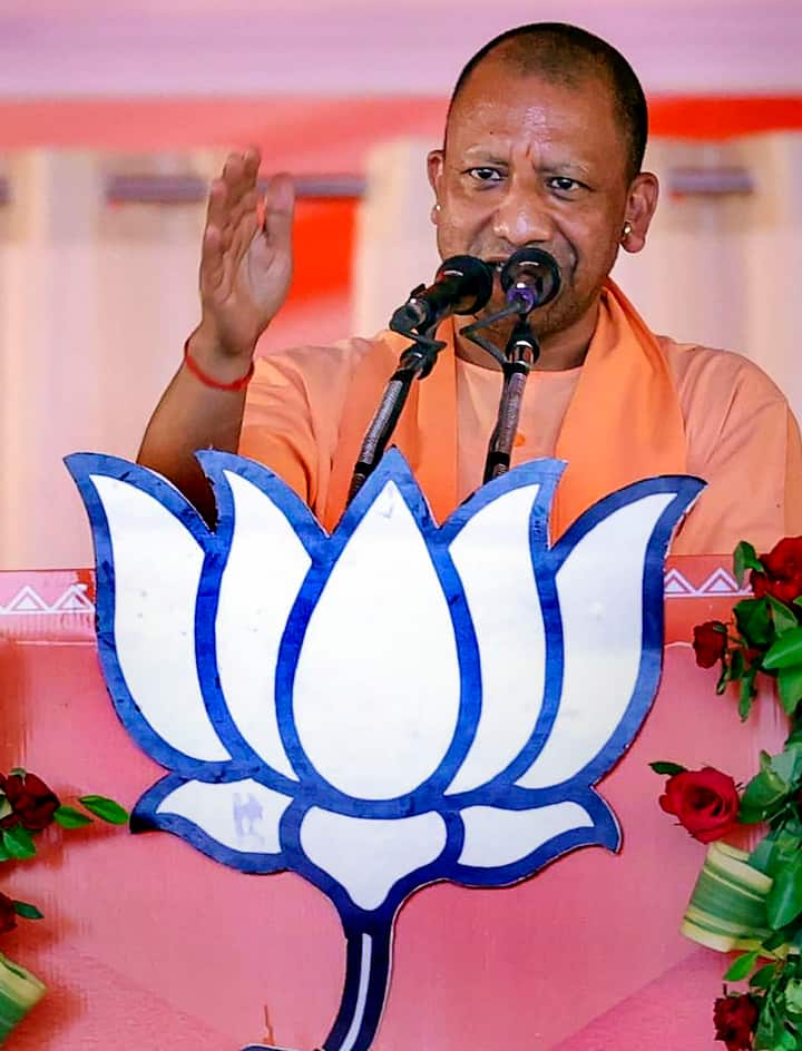 राज्य में सियासी बयानबाजी, कयासबाजी और उठापटक के बीच सीएम योगी आदित्यनाथ ने मंत्रियों की बैठक बुलाई है.