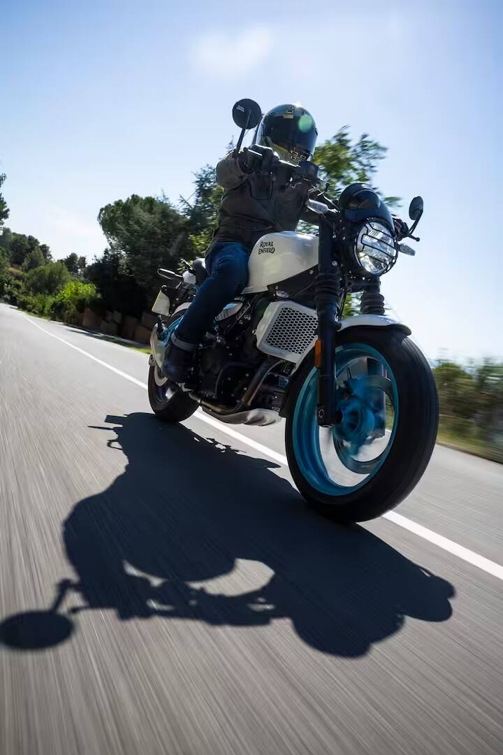 Royal Enfield Guerrilla પાસે 17-ઇંચના આગળ અને પાછળના ટ્યૂબલેસ ટાયર છે. તેમજ તેનું વ્હીલબેસ 1440 mm છે.