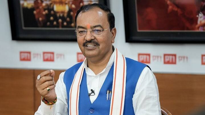 कुछ ही दिन पहले भारतीय जनता पार्टी की कार्यकारिणी बैठक में डिप्टी सीएम केशव प्रसाद मौर्य ने संगठन को सरकार से बड़ा बताया, उसके बाद खुद को कार्यकर्ता कहा. इसके बाद अब दिल्ली पहुंचकर जेपी नड्डा से मुलाकात की. यह सारे घटनाक्रम यह बता रहे हैं कि उत्तर प्रदेश भाजपा में कुछ बड़ा होने वाला है.