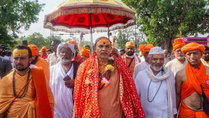 शंकराचार्य ने कहा कि हमारे मन में उनके लिए कोई मैल नहीं है. हम उनके लिए अच्छा सोचते हैं, इसलिए बातें कहते हैं, लेकिन आजकल कोई सुनता कहां है. जो सच कहे उसकी बात कड़वी लगती है. लोगों को लगता है कि हम उनके दुश्मन है तो आप दुश्मन मन कर बैठे रहो, लेकिन नरेंद्र मोदी आशीर्वाद लेने आए तो हमें लगा कि उनके मन की कड़वाहट दूर हो गई होगी.