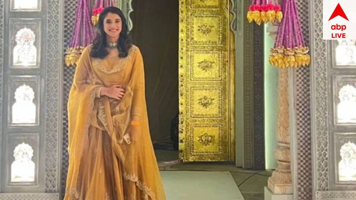 তার আগে অন্ত আম্বানি ও রাধিকা মার্চেন্টের বিয়েতে ট্র্য়াডিশনাল লুকসে ধরা দিলেন স্মৃতি মন্ধানা।