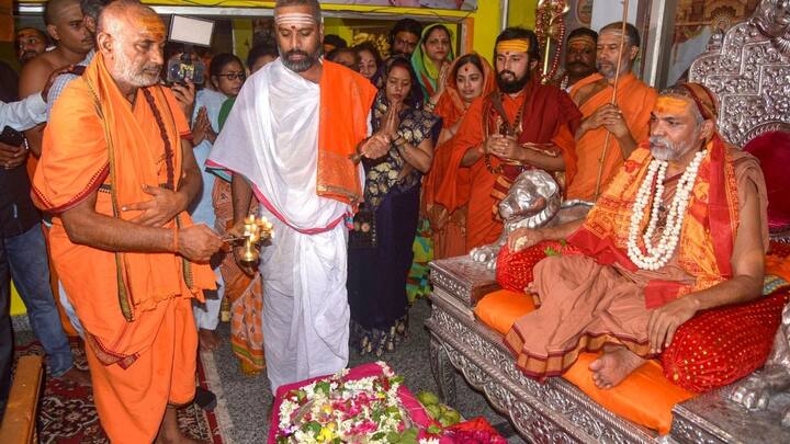 शंकराचार्य ने कहा कि आशीर्वाद में उन्होंने प्रधानमंत्री नरेंद्र मोदी को अपने गले की माला दी. पहनी हुई माला शिष्य को पहनाई जाती है और किसी को नहीं पहनाई जाती. अंत में उन्होंने यही कहा कि वह चाहते हैं कि नरेंद्र मोदी के हाथों कोई गलत काम ना हो.