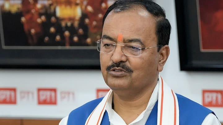 यूपी में आखिर चल क्या रहा है इसको लेकर कई सवाल उठ रहे हैं. सबसे पहला सवाल यह की केशव प्रसाद मौर्य के दिल्ली आने का कारण क्या है? उनकी जेपी नड्डा से क्या बातचीत हुई? कहीं ऐसा तो नहीं की डिप्टी सीएम केशव प्रसाद मौर्य सीएम योगी से नाराज चल रहे हैं?