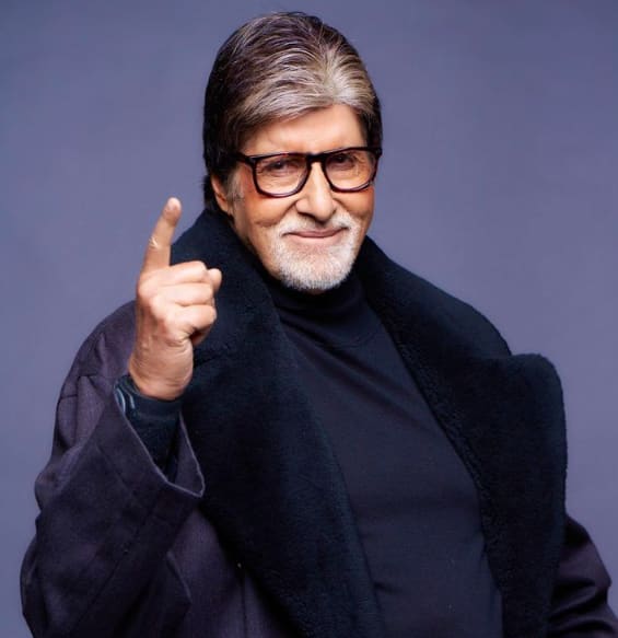 अमिताभ बच्चन- हिंदी सिनेमा के दिग्गज अभिनेता अमिताभ बच्चन ने खूब शोहरत के साथ ही खूब दौलत भी कमाई है. बिग बी के पास कई महंगी चीजें है. उनकी सबसे महंगी चीजों में उनका प्राइवेट जेट शामिल है. इसकी कीमत 260 करोड़ रुपये है.