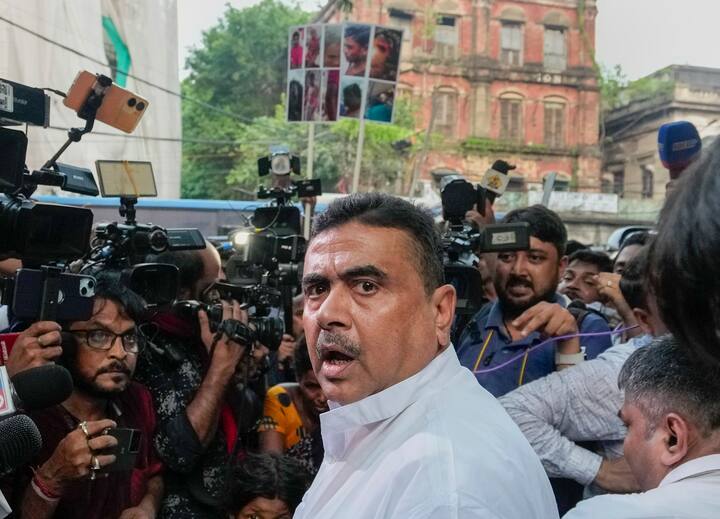 हाल ही में शुभेंदु अधिकारी ने एनडीए सरकार के 'सबका साथ, सबका विकास' नारे को लेकर कहा था कि वह अब इस नारे के साथ नहीं चलेंगे. इसे लेकर अखिलेश यादव का कहना है कि भाजपा के एक नेता महोदय अपने ही शीर्ष नेतृत्व के दिए नारे को नकार रहे हैं.