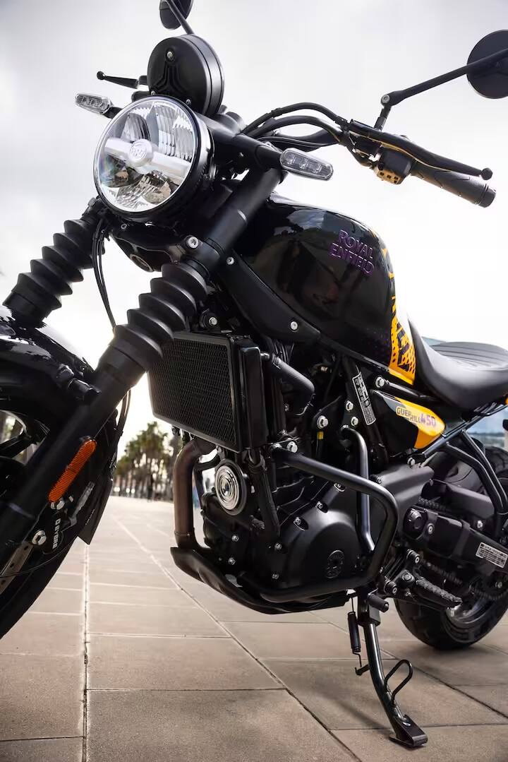 ટૉપ અને મિડ વેરિઅન્ટ્સમાં RE એપ સાથે રૂટ-રેકોર્ડિંગ જેવી સુવિધાઓ સાથે નવી ટ્રિપર ડેશ મળે છે. Royal Enfield Guerrilla 450 એનાલોગ, ડૅશ અને ફ્લેશ જેવા વેરિયન્ટમાં ઉપલબ્ધ છે.