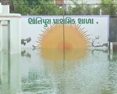 'કેવી રીતે ભણશે ગુજરાત' - તંત્રની પોલ ખુલી, પ્રથમ વરસાદમાં જ શાળામાં કેડ સમા પાણી ભરાયા, વિદ્યાર્થીઓને આપવી પડી રજાઓ...
