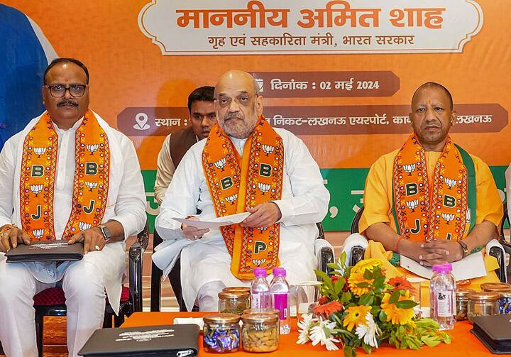 अखिलेश यादव ने अपने पोस्ट में कहा कि दिन-पर-दिन कमजोर होती भाजपा में टकराव और भटकाव का दौर शुरू हो गया है. भाजपा खेमों में बंट गयी है.