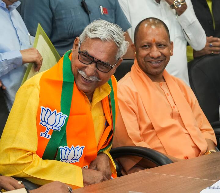 यूपी के कई विधायकों ने सीएम योगी के फैसलों पर चिट्ठी लिखकर सवाल खड़े किए तो किसी ने वीडियो जारी कर अपनी बात रखी. इसे लेकर भी अखिलेश यादव ने तंज कसा है. उन्होंने कहा, 