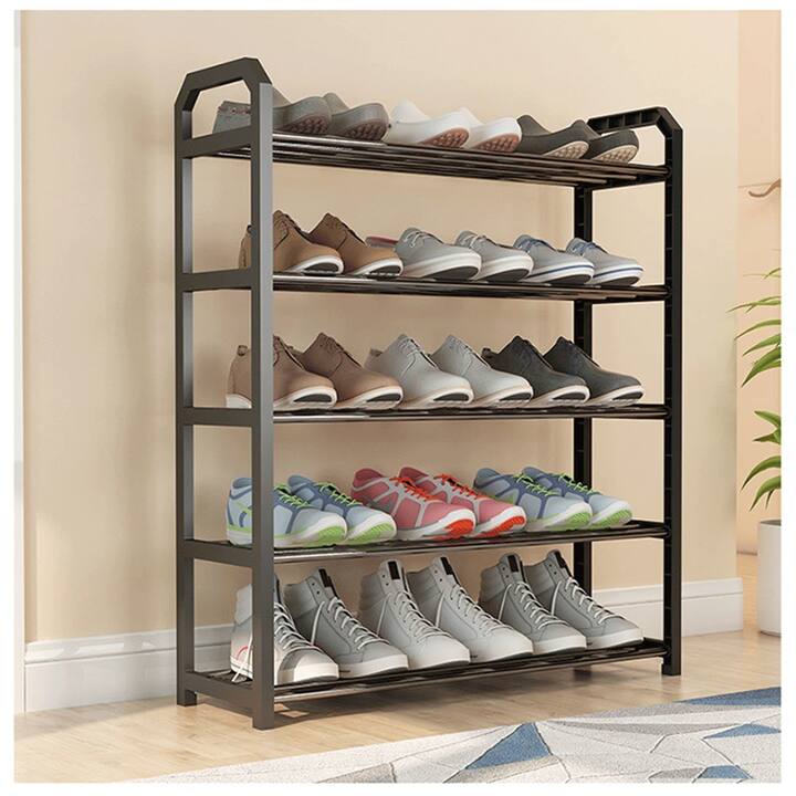 वास्तूशास्त्रानुसार, घरात चपला, बूटं काढण्याची देखील एक विशेष जागा आहे. आणि ते त्याच ठिकाणी ठेवणं अपेक्षित आहे.