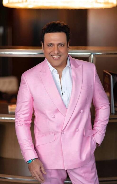 इसके बाद फाइनेंशियल सिचुएशन को हैंडल करने के लिए गोविंदा ने नौकरी करने का प्लान किया. गोविंदा ने कई नौकरियां ढूंढ़ी, लेकिन उन्हें इंग्लिश नहीं आती थी तो नौकरी नहीं मिली. जब गोविंदा को कोई प्रॉपर नौकरी नहीं मिली तो उन्होंने फिल्मों में किस्मत आजमाने का सोचा.