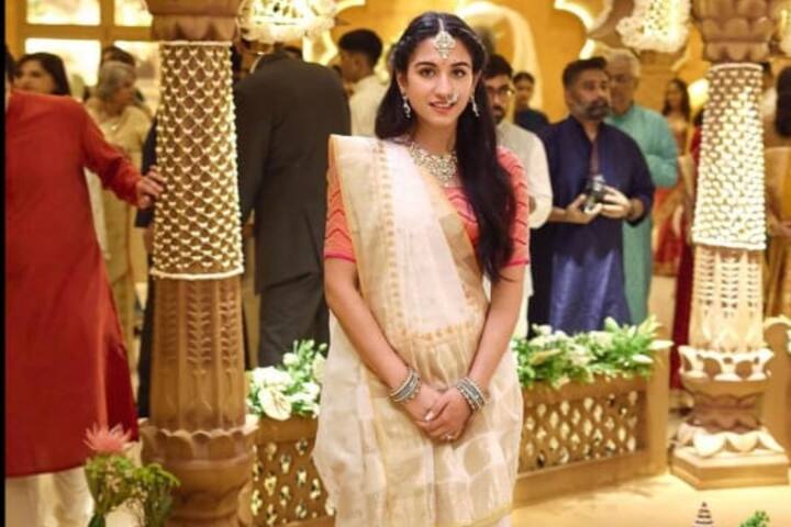 शादी के बाद पहले दिन ससुराल में आप राधिका मरचेंट का यह लुक ट्राई कर सकती है. इस साड़ी में ससुराल वाले आपकी तारीफ करते थकेंगे नहीं.