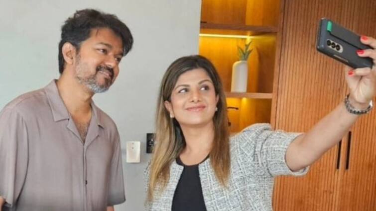 the goat actor vijay meets actress rambha indran family photos go viral Vijay : ஊதாப் பூவே... ரம்பா குடும்பத்தினரை சந்தித்த நடிகர் விஜய்.. வைரலாகும் புகைப்படங்கள்