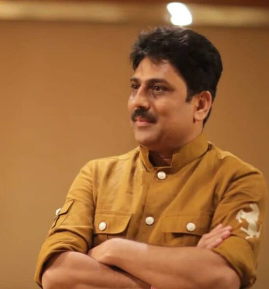 करोड़ों के मालिक हैं शैलेश- शैलेश लोढ़ा ने 'तारक मेहता' शो और कवि सम्मेलनों से अच्छी खासी कमाई भी की है. मर्सिडीज और ऑडी जैसी गाड़ियों के मालिक शैलेश की नेटवर्थ 7 से 8 करोड़ रुपये है.