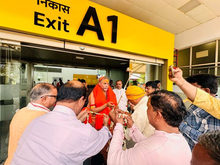 अविमुक्तेश्वरानंद सरस्वती ने आगे बताया कि वह पीएम नरेंद्र मोदी के लोक ही नहीं बल्कि परलोक के बारे में भी सोचते हैं.