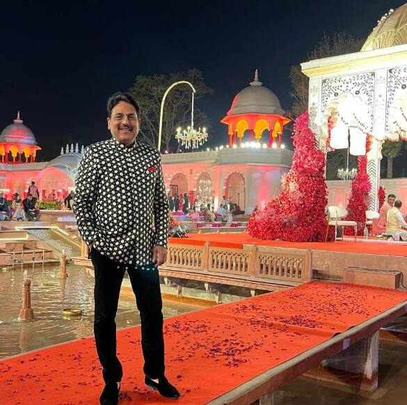 अब हैं लग्जरी कारों के मालिक- पहली गाड़ी लूना मोपेड खरीदने वाले शैलेश आज लग्जरी कारों में घूमते हैं. शैलेश के मुताबिक उनके पास ऑडी Q3, रेंज रोवर और मर्सिडीज बेंज GLS e350d जैसी लग्जरी गाड़ियां है.