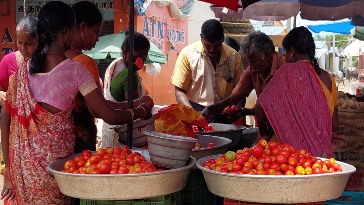 கலக்கமடையும் இல்லத்தரசிகள்..! உச்சத்தை நோக்கி செல்லும் தக்காளி விலையேற்றம்..! காரணம் இது தான்.!