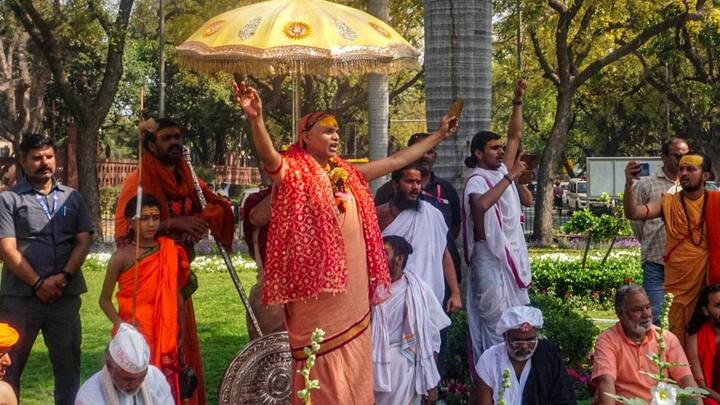 शंकराचार्य ने कहा कि जनता उन्हें पीएम के रूप में देखती है, लेकिन हम देखते हैं कि कल जब उनका शरीर छूटेगा और वह यमराज के सामने खड़े होंगे तो यह क्या कहेंगे. क्योंकि उनके हाथों कई पाप करवाए जा रहे हैं. मूर्तियां तुड़वाई जा रही है. प्रधानमंत्री नरेंद्र मोदी के हाथों धर्म विरुद्ध कार्य कराए जा रहे हैं. हम नरेंद्र मोदी के लोक का भी सोच रहे हैं परलोक का भी सोच रहे हैं.