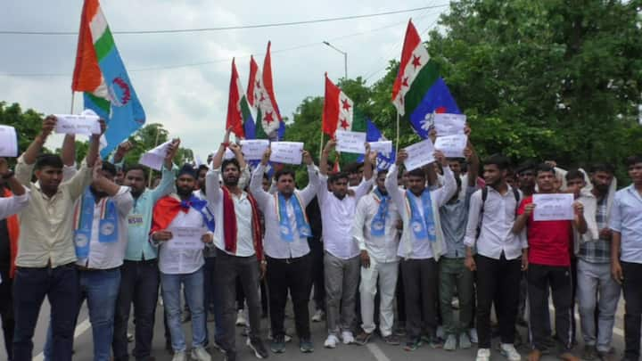 Bharatpur NSUI Protest: छात्रसंघ के चुनाव की मांग को लेकर प्रदर्शन कर रहे NSUI कार्यकर्ता और पुलिस में धक्का-मुक्की हुई है. पुलिस ने कार्यकर्ताओं को CM जनसुनवाई केंद्र में जाने से रोक दिया.