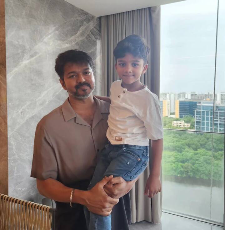 எஸ் ஏ சந்திரசேகர் இயக்கத்தில் உருவான சுக்கிரன் படத்தில் விஜய் சிறப்பு தோற்றத்தில் நடிக்க, ரம்பா சாத்திக்கடி போத்திக்கடி என்ற பாடலுக்கு நடனமாடி இருப்பார்.