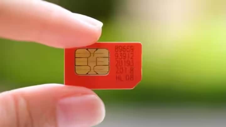 Sim Card Deactivation Process: તમારા નામનું જૂનું સિમ કાર્ડ બંધ કરાવવા માંગો છો ? તેથી વધુ કરવાની જરૂર રહેશે નહીં, તમારે ફક્ત આ સ્ટેપ્સને ફોલો કરવા પડશે. આજના સમયમાં લગભગ દરેક વ્યક્તિ પાસે ફોન છે. લોકો પાસે ફોન પર વાત કરવા માટે સિમ કાર્ડ હોવું જરૂરી છે.