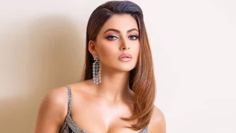 Urvashi Rautela Private Bathroom Video Leaked Online Video Gone Viral on Social Media Urvashi Rautela : ஆன்லைனில் லீக்கான லெஜண்ட் பட நடிகை ஊர்வசி ரவுதெலாவின் குளியலறை வீடியோ! அதிர்ச்சியில் திரையுலகம்!