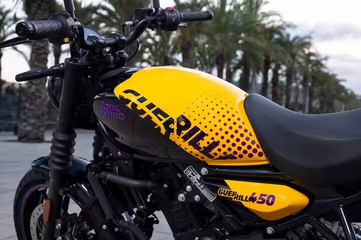 Royal Enfield એનાલૉગ વેરિઅન્ટની એક્સ-શોરૂમ કિંમત 2.39 લાખ રૂપિયાથી શરૂ થાય છે. તેના ડેશ વેરિઅન્ટની એક્સ-શોરૂમ કિંમત 2.49 લાખ રૂપિયા અને ફ્લેશ વેરિઅન્ટની એક્સ-શોરૂમ કિંમત 2.54 લાખ રૂપિયા રાખવામાં આવી છે.