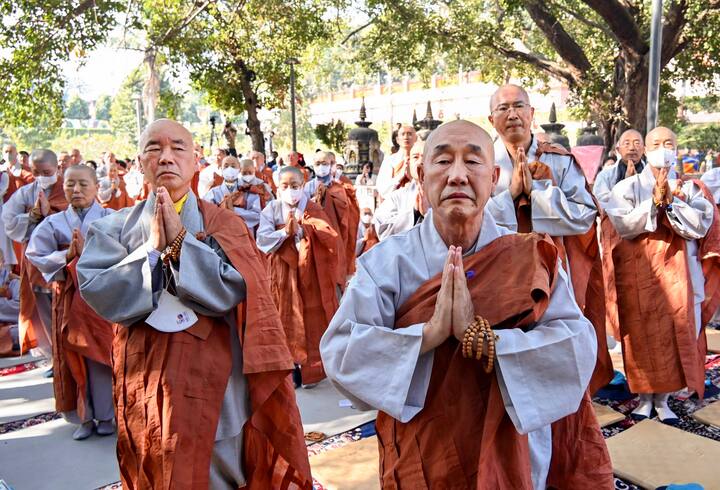 वह बोले कि मंदिर के उत्तर में चारों ओर खाई वाली दीवार से घिरा चौकोर मठ परिसर और विस्तारित बस्ती शामिल है.