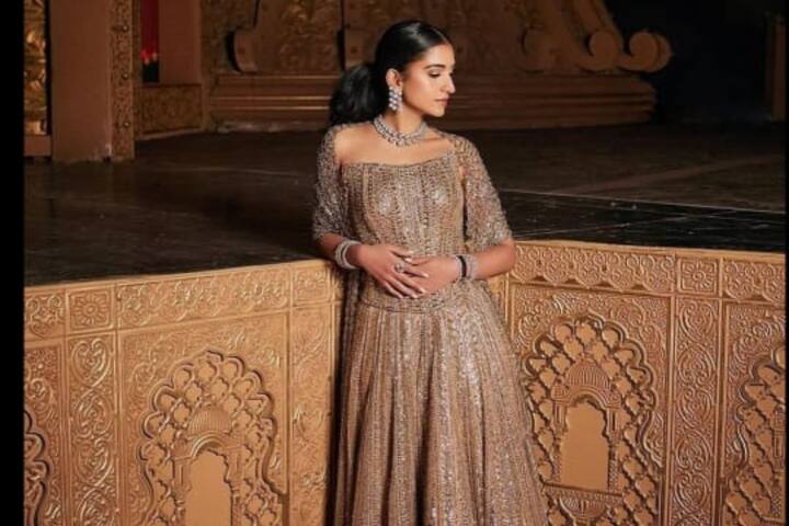 शादी के बाद ऑफिशियल पार्टी में आप राधिका की यह वेस्टर्न ड्रेस ट्राई कर सकती है. इसमें आप बहुत प्यारी लगेगी.