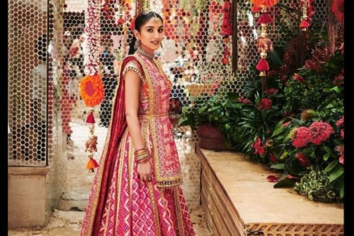 आप अपनी शादी के दिन राधिका मरचेंट का यह बंधेज का लहंगा भी ट्राई कर सकती है, इसमें आप काफी खूबसूरत लगेंगी.