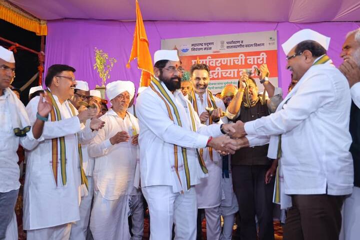 तसेच यानिमित्ताने एकनाथ शिंदे यांनी वारकऱ्यांसह फेर धरला आणि मंत्री राधाकृष्ण विखे पाटील यांच्यासह फुगडी देखील घातली.