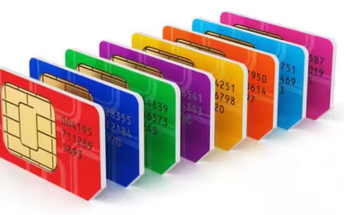 ਅੱਜ ਦੇ ਸਮੇਂ ਵਿੱਚ ਲਗਭਗ ਹਰ ਕਿਸੇ ਕੋਲ ਫੋਨ ਹਨ। ਲੋਕਾਂ ਕੋਲ ਫ਼ੋਨ 'ਤੇ ਗੱਲ ਕਰਨ ਲਈ ਸਿਮ ਕਾਰਡ ਹੋਣਾ ਜ਼ਰੂਰੀ ਹੈ। 18 ਸਾਲ ਤੋਂ ਵੱਧ ਉਮਰ ਦਾ ਕੋਈ ਵੀ ਵਿਅਕਤੀ ਸਿਮ ਕਾਰਡ ਖਰੀਦ ਸਕਦਾ ਹੈ। ਪਰ ਇਸਦੇ ਲਈ ਵੈਧ ਦਸਤਾਵੇਜ਼ ਵੀ ਜਮ੍ਹਾ ਕਰਨੇ ਜ਼ਰੂਰੀ ਹੁੰਦੇ ਹਨ। ਇਸ ਤੋਂ ਬਿਨਾਂ ਸਿਮ ਕਾਰਡ ਨਹੀਂ ਖਰੀਦਿਆ ਜਾ ਸਕਦਾ।