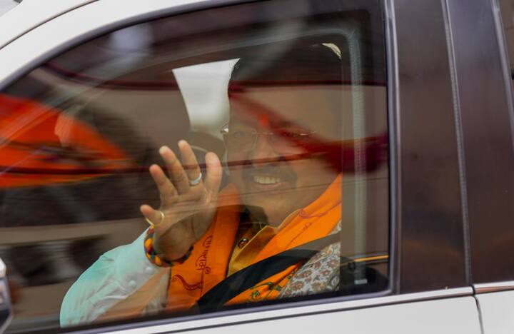 रोचक बात है कि केपी मौर्य के बाद रात 10 बजे के आस-पास यूपी बीजेपी चीफ भूपेंद्र चौधरी भी जेपी नड्डा से मिलने पहुंचे. दोनों के बीच क्या कुछ बात हुई? यह तो फिलहाल साफ नहीं हो पाया मगर दिल्ली से लेकर लखनऊ तक के सियासी गलियारों में चर्चा का बाजार गर्म हो गया कि क्या यूपी में यह बड़े बदलाव की तैयारी है?