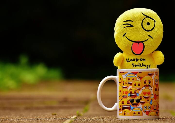 वहीं दूसरी लेफ्ट साइड से आंख मारने वाली इमोजी. आमतौर पर आंख मारने को छेड़छाड़ की निशानी माना जाता है.