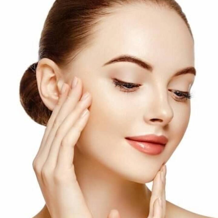 Ghaziabad dermatologist Dr. Saumya Sachdeva says that the biggest cause of open pores is oily skin. Oily skin produces excess sebum on the face, which causes the pores to open. In some cases, this can also happen due to genetic reasons and not washing the face.