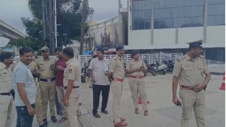 Bengaluru Mall Denies Entry Into Mall Elderly Man Not Allowed To Enter Over Wearing Lungi Allowed In After Protests Elderly Man Denied Entry By Bengaluru Mall For Wearing 'Panche', Allowed In After Protests