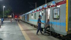 रेलवे ने धूमधाम से मनाया प्रयागराज एक्सप्रेस का 41वां बर्थडे, गुब्बारों से सजाकर काटा केक