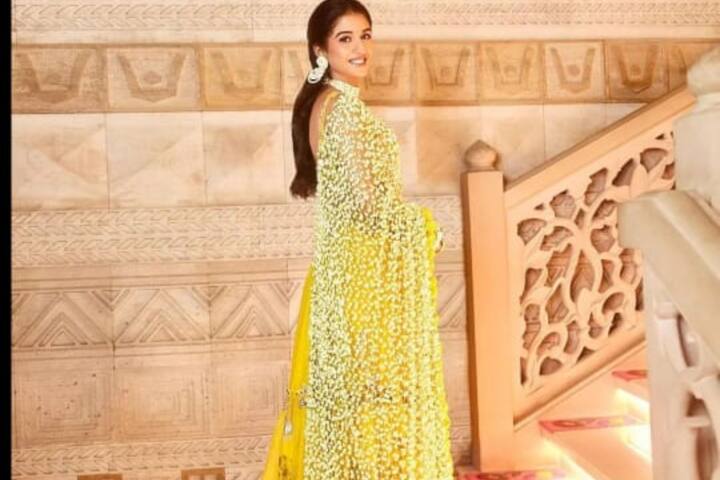 राधिका मरचेंट की ये येलो फ्लावर वाली ड्रेस आप अपनी हल्दी सेरिमनी में पहन सकती है.