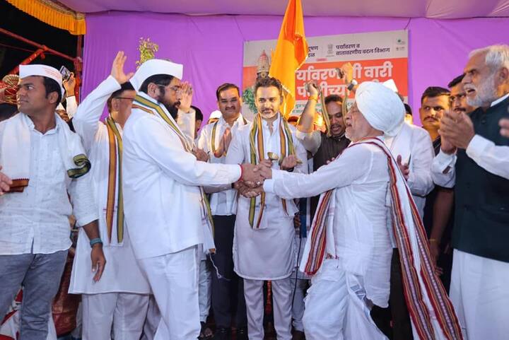 'पर्यावरणाची वारी पंढरीच्या दारी' या उपक्रमात सहभागी झालेल्या सर्व लोक कलावंतांना आणि मान्यवरांना यावेळी गौरविण्यात आले.