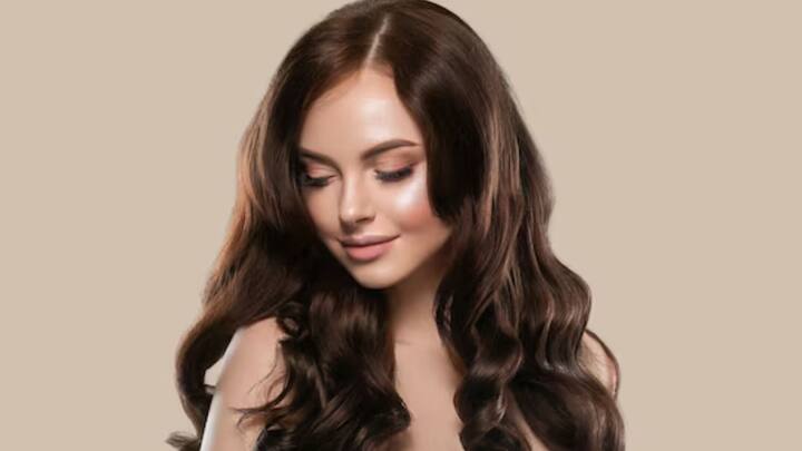 ধূমপানের অভ্যাস থাকলে অবিলম্বে ত্যাগ করুন। ধূমপানের জেরেও সময়ের আগে চুল পেকে যায়। চুল পড়া এবং অন্যান্য সমস্যাও দেখা দেয়।