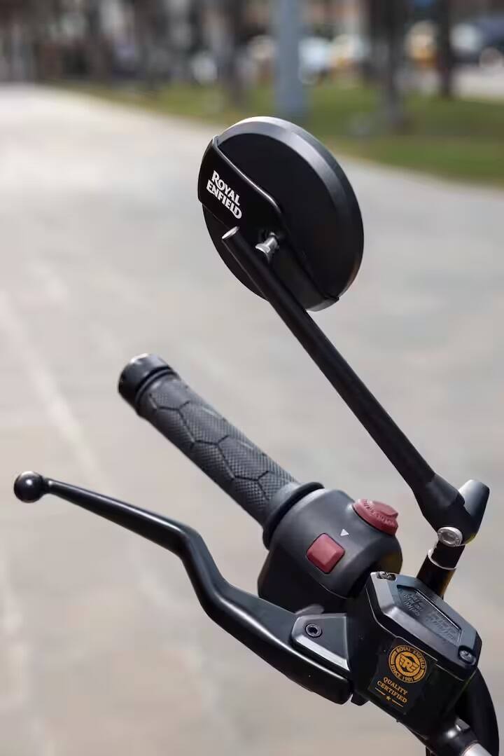 આ બાઇક હિમાલયન કરતા હળવી છે પરંતુ ટ્રાયમ્ફ સ્પીડ 400 જેવી બાઇકની સરખામણીમાં આ બાઇક ખૂબ ભારે છે.